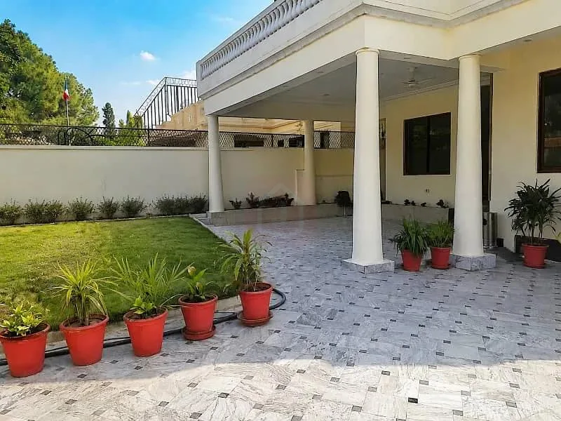 Old House for Sale in Prime F-7 Islamabad Location