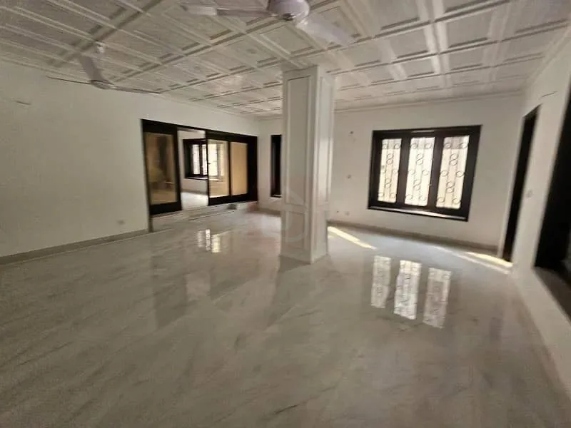 Corner 1777 SQ YARD Old House Available for Sale