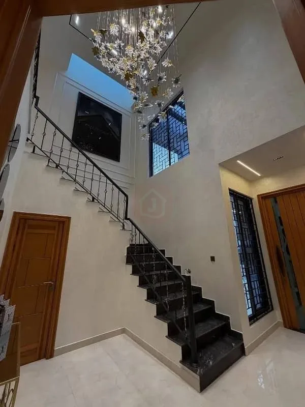 10 Marla Stunning House Available in DHA I_R