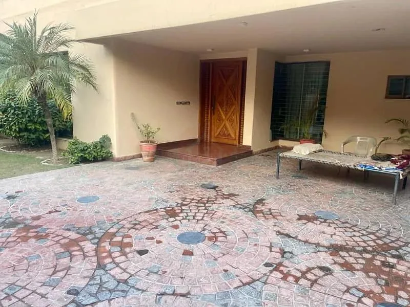 Modern One Kanal Bungalow for Sale in DHA Lahore, Near Park and Commercial Area