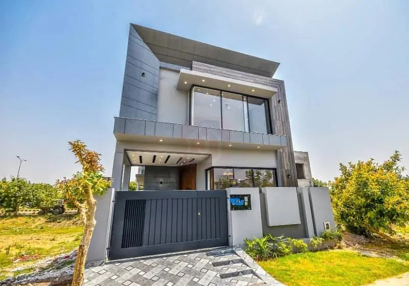 5 MARLA OWNER BUILT HOUSE IN PRIME LOCATION OF DHA LAHORE