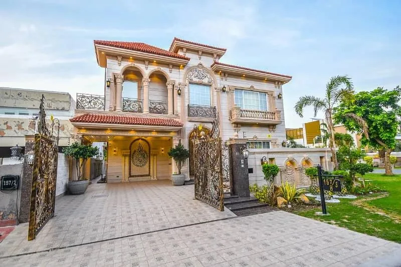 Exquisite 10 Marla Spanish Style Villa Available for Sale