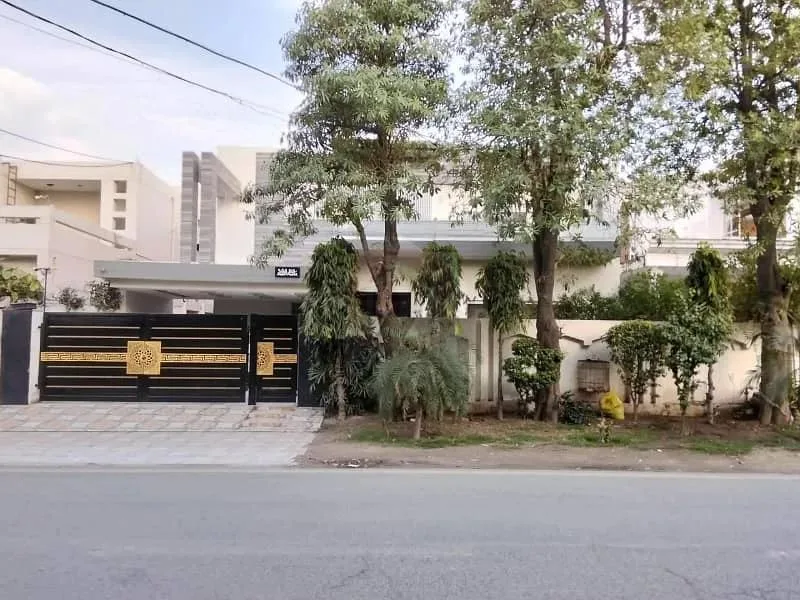 One Kanal Used Bungalow For Sale in DHA Lahore, Near Park and Market