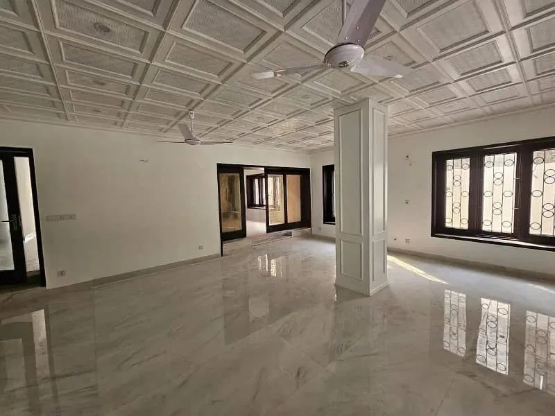 Corner 1777 SQ YARD Old House Available for Sale
