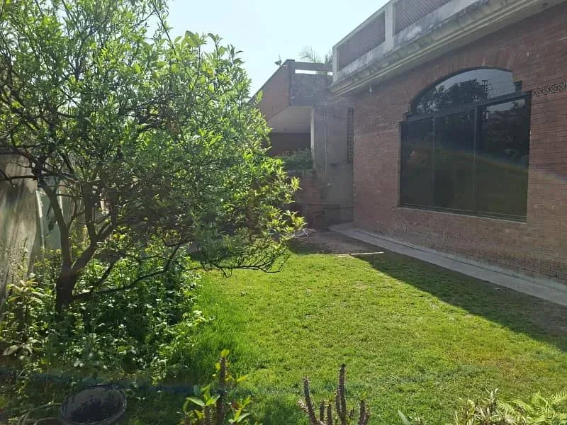 One Kanal Used Bungalow for Sale in DHA Lahore Near Park and Market