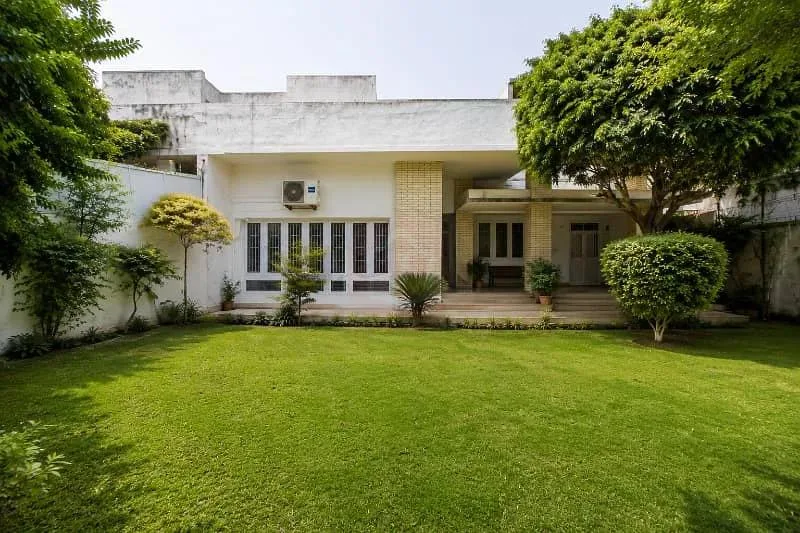 Old House for Sale in F-6 Islamabad - Great Investment Opportunity