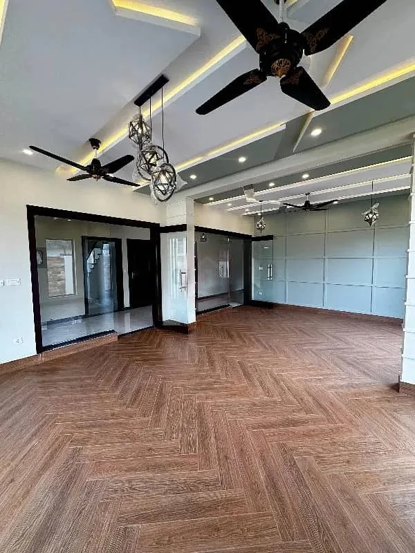 Stylish 6 Bedroom Double Unit Home on Main Boulevard