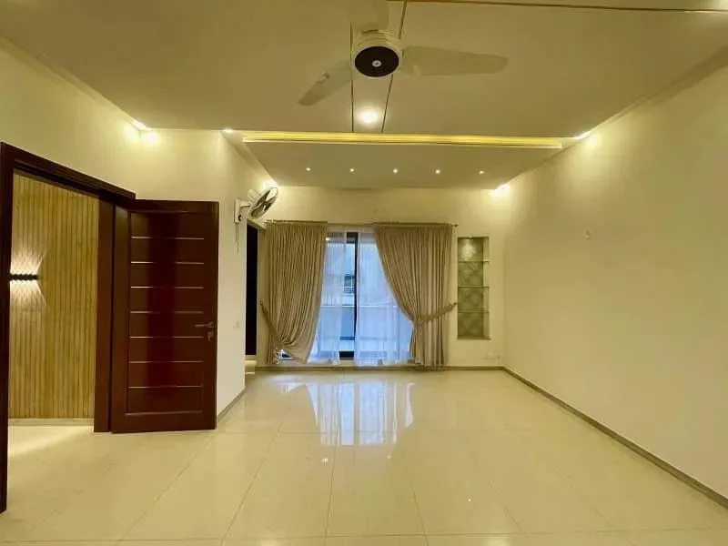 Elegant 1 Kanal House Available for Sale in DHA I_R