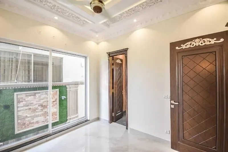 5 Marla Elegant Villa with High Ceiling Lobby Overlooking Park