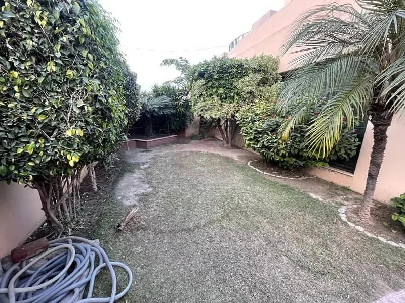 Modern One Kanal Bungalow for Sale in DHA Lahore, Near Park and Commercial Area