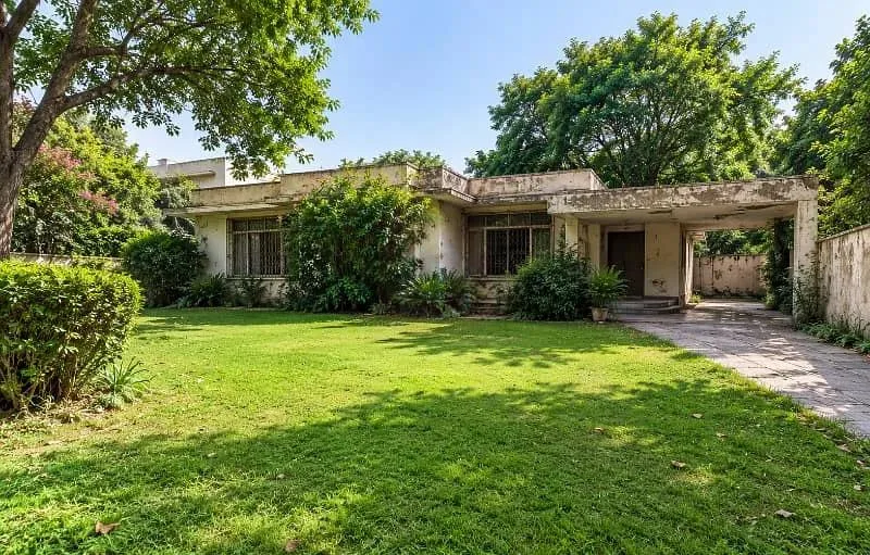 Demolishable House in F-8 - Investment Opportunity