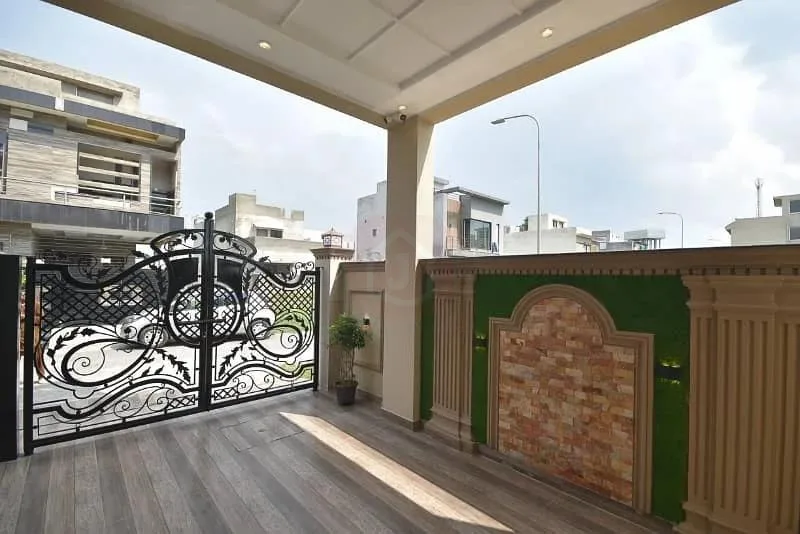 5 Marla Elegant Villa with High Ceiling Lobby Overlooking Park