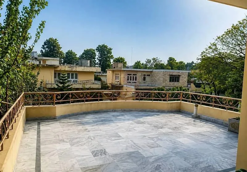Old House for Sale in Prime F-6 Location - 444 SQYD