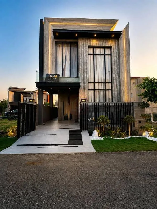 Stunning 5 Marla Home with Grand Lobby Near Doll Men Mall