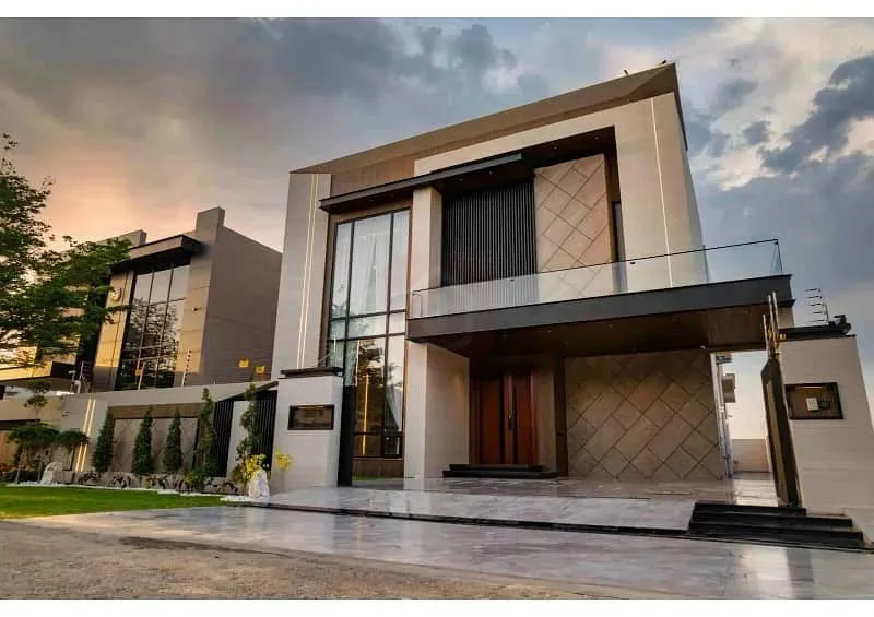 Stunning One Kanal Ultra-Modern Bungalow with Servant Quarters for Sale in DHA Lahore