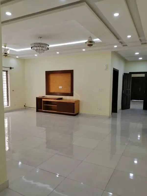 1 Kanal Single Storey House Available for Sale