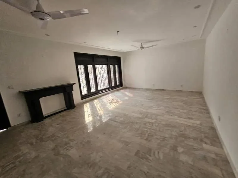 Corner 1777 SQ YARD Old House Available for Sale