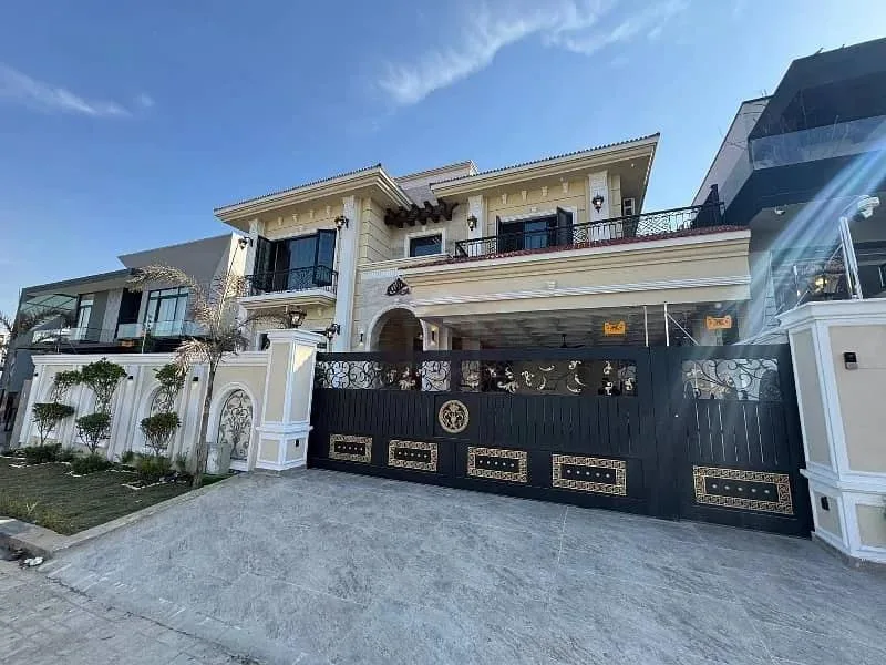 1 Kanal Stunning Victorian Style Home Available For Purchase