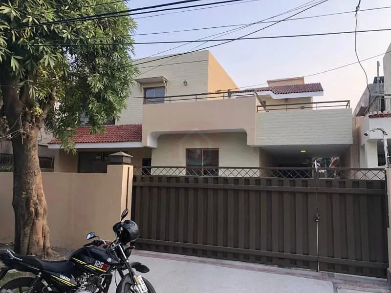 One Kanal Used Bungalow Available in DHA Lahore Near Park & Market