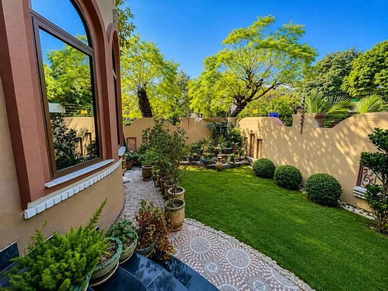 Elegant 666 SQYD House Available for Sale in F-8