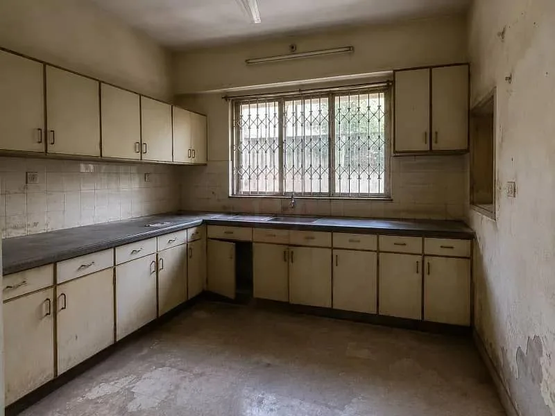 Old Demolishable House For Sale at Investor Rate in F-8