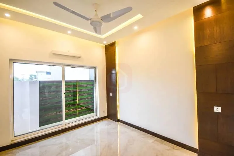 5 MARLA NEWLY BUILT MODERN HOUSE AVAILABLE FOR PURCHASE