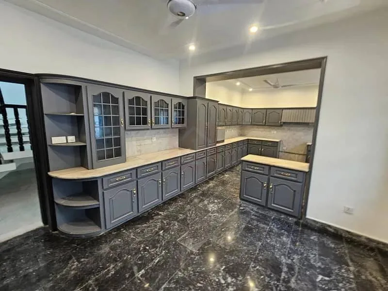 Corner 1777 SQ YARD Old House Available for Sale