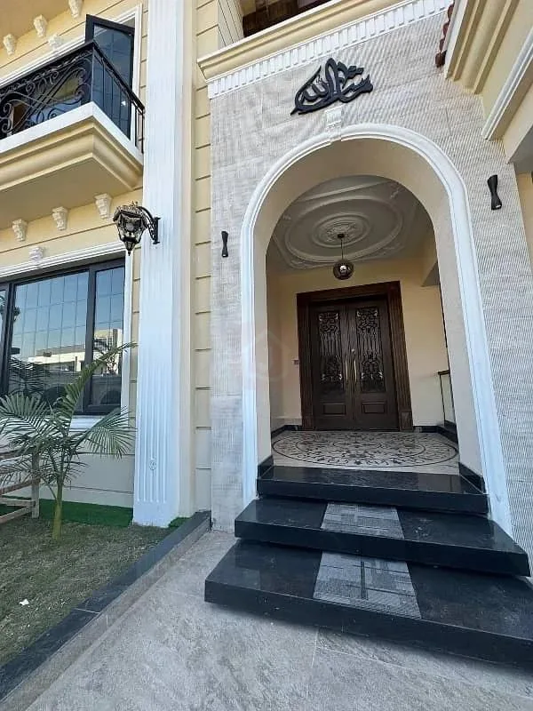 1 Kanal Stunning Victorian Style Home Available For Purchase