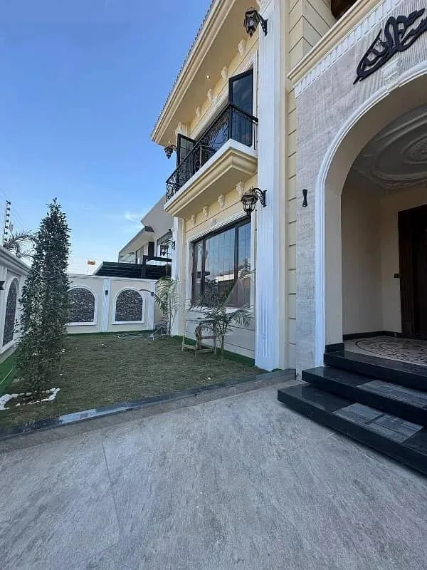 1 Kanal Stunning Victorian Style Home Available For Purchase