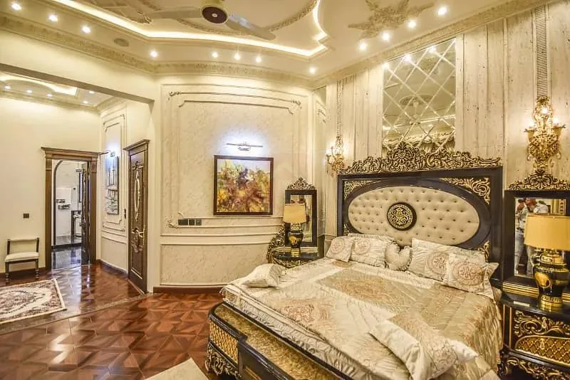 Exquisite 10 Marla Spanish Style Villa Available for Sale