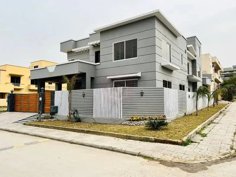 Beautifully Maintained Corner House for Sale in DHA Defence