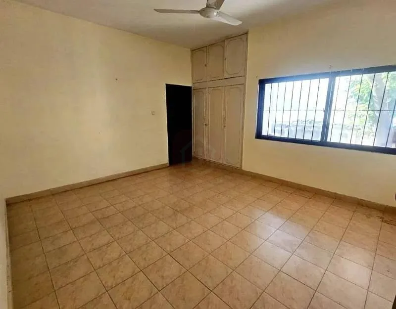 Old House with Front and Back Openings in F-6