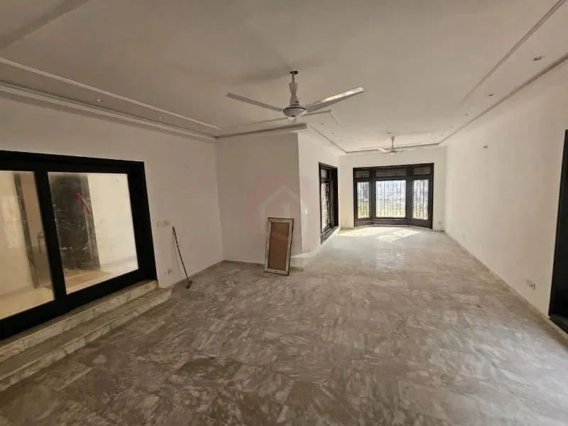 Corner 1777 SQ YARD Old House Available for Sale