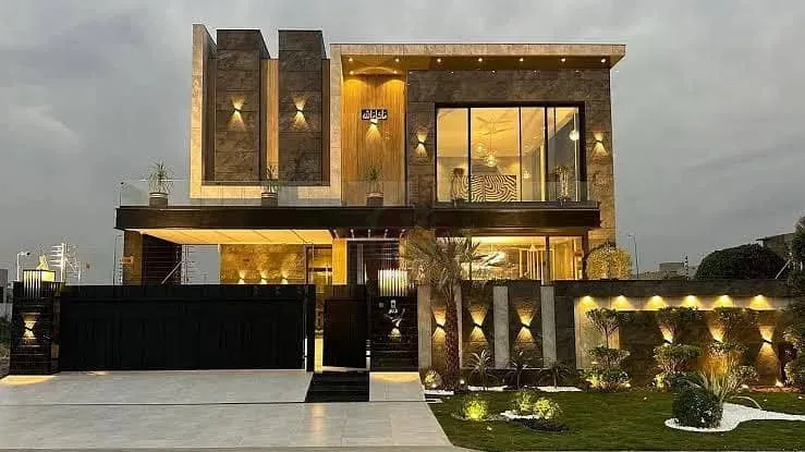 Stylish 6 Bedroom Double Unit Home on Main Boulevard