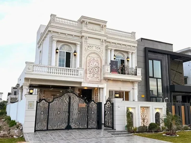 8 Marla Luxurious Royal Classic Villa for Sale in DHA Defence