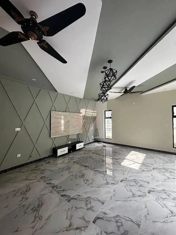 Stylish 6 Bedroom Double Unit Home on Main Boulevard
