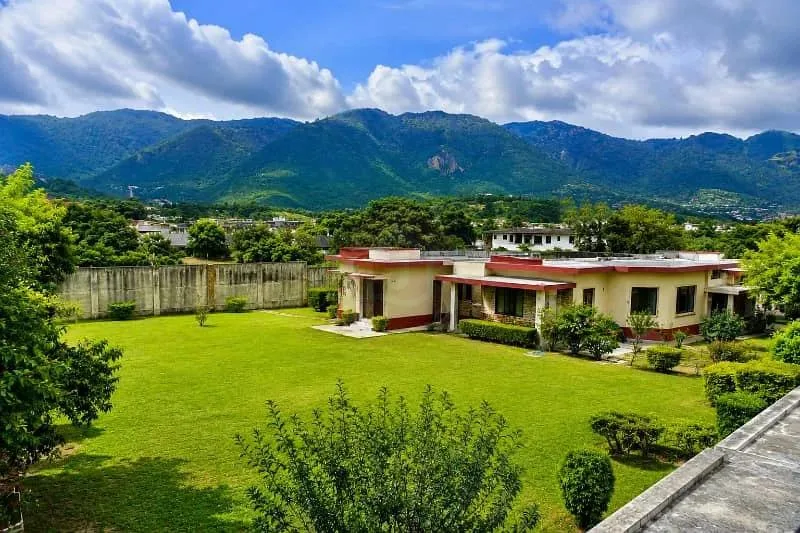 Old House for Sale in E-7 Islamabad - 2.5 + 2.5 Kanal