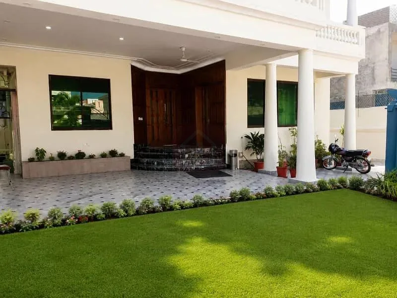 Old 2 Kanal House Available for Sale in F-7 Islamabad