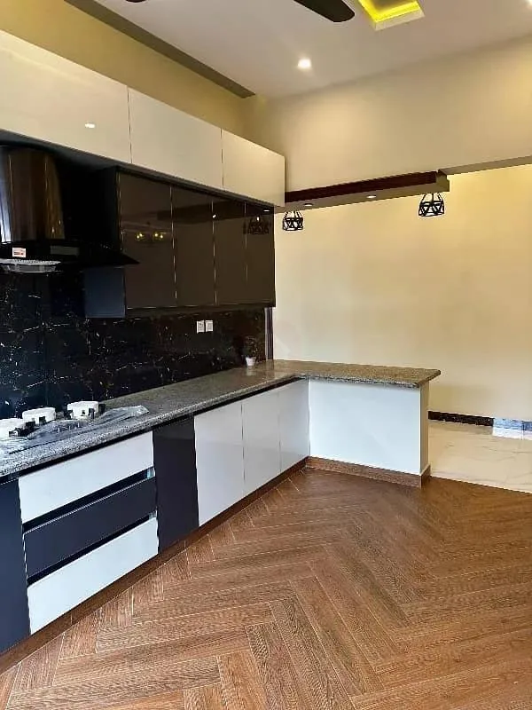 Stylish 6 Bedroom Double Unit Home on Main Boulevard