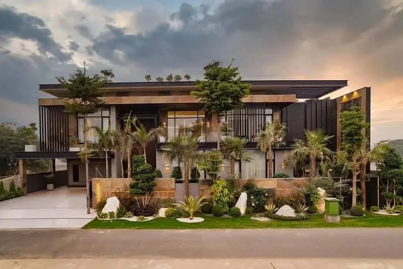 Centrally Located 2 Kanal House in DHA Phase 6 - Block M