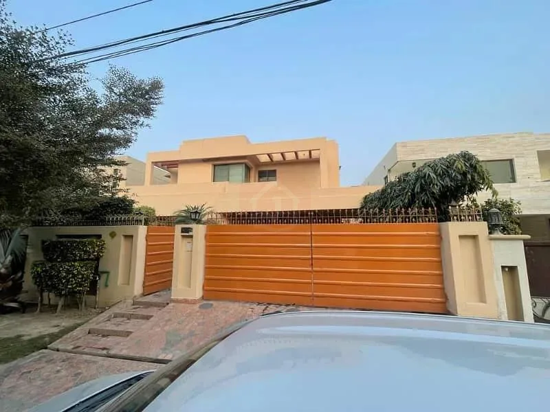 Modern One Kanal Bungalow for Sale in DHA Lahore, Near Park and Commercial Area