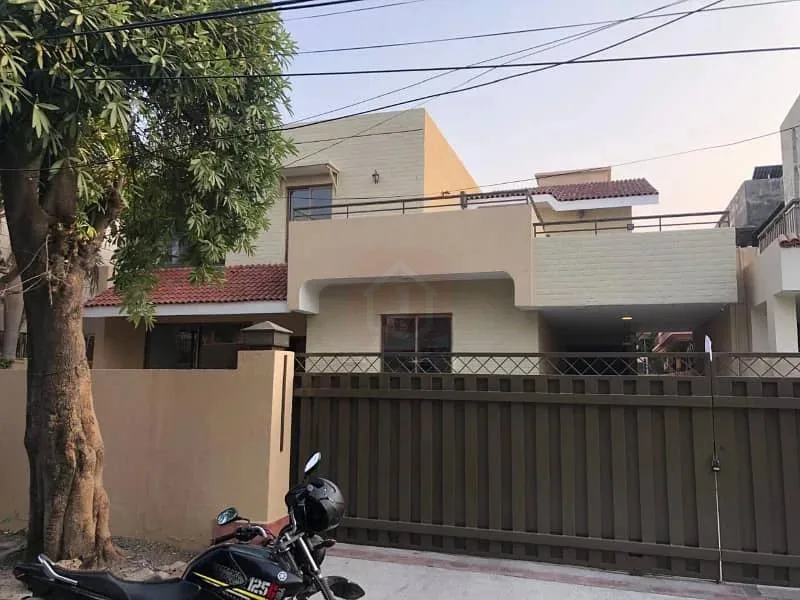 One Kanal Used Bungalow Available in DHA Lahore Near Park & Market