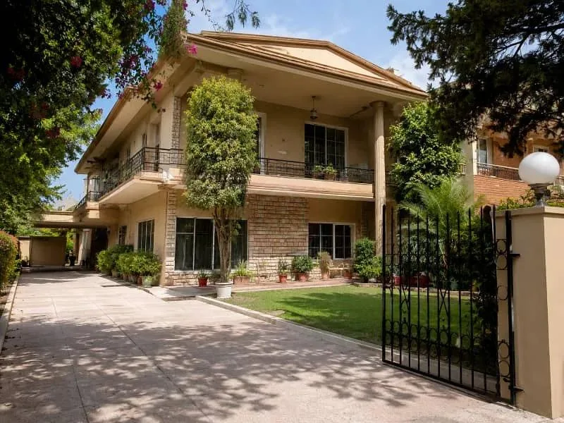 Investor Price Old House for Sale in Islamabad F-8