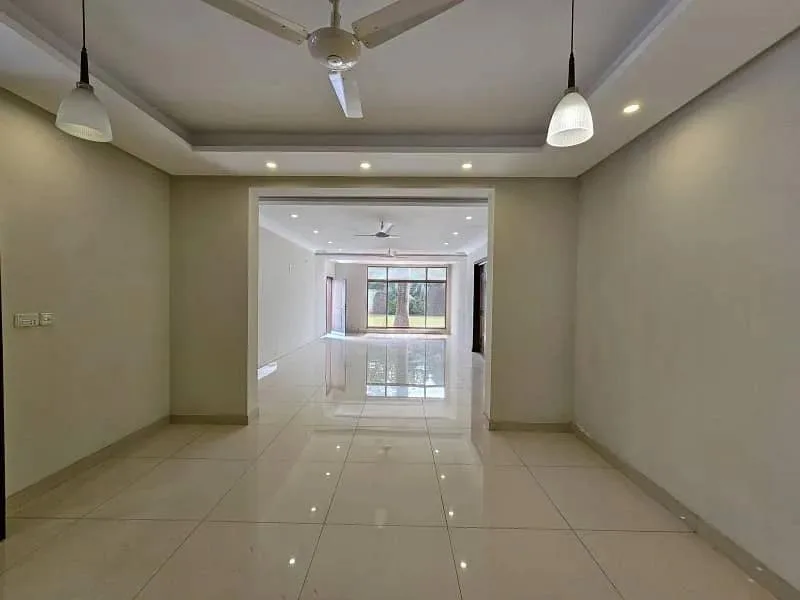 Old House for Sale in F-7, Islamabad - 1777 SQYD