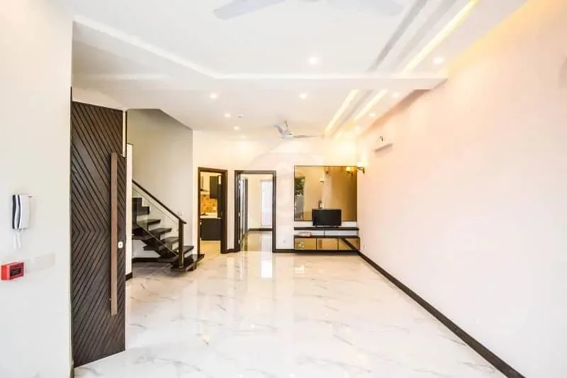 5 MARLA NEWLY BUILT MODERN HOUSE AVAILABLE FOR PURCHASE