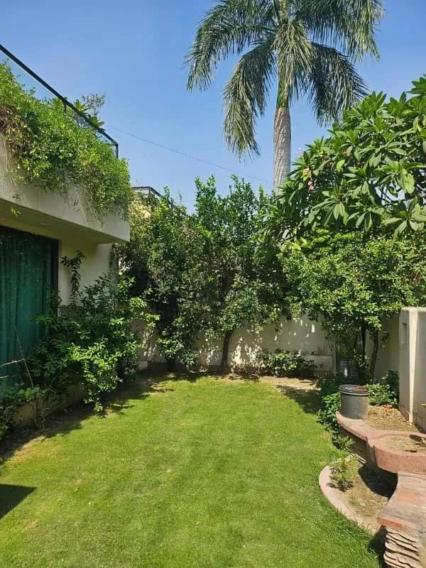 Modern One Kanal Bungalow with 5 Bedrooms and Lift in DHA Lahore