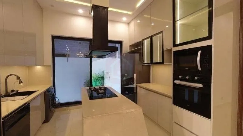 10 Marla Home Available in Top City 1