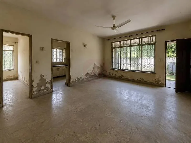Old Demolishable House For Sale at Investor Rate in F-8
