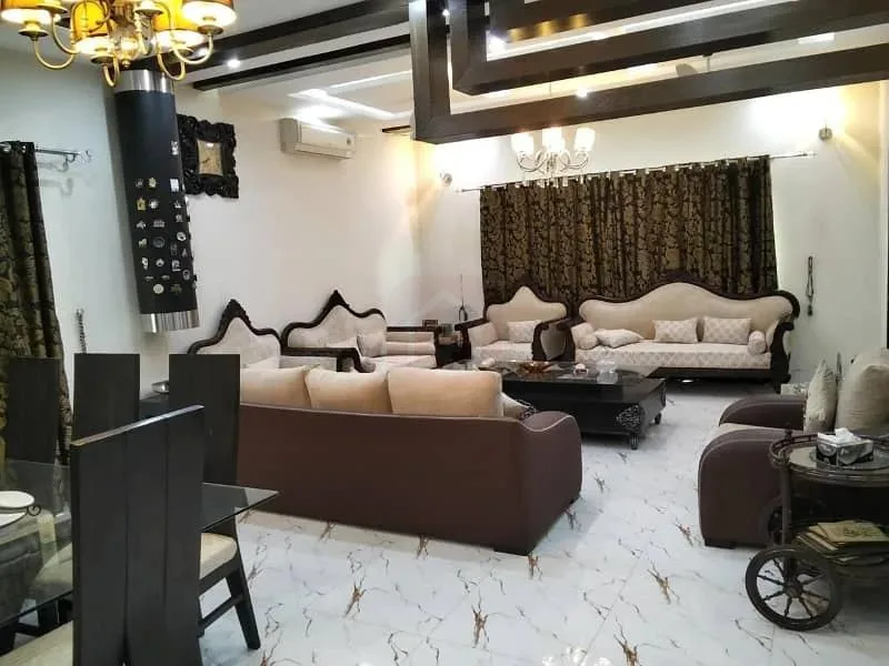 One Kanal Used Bungalow For Sale in DHA Lahore, Near Park and Market