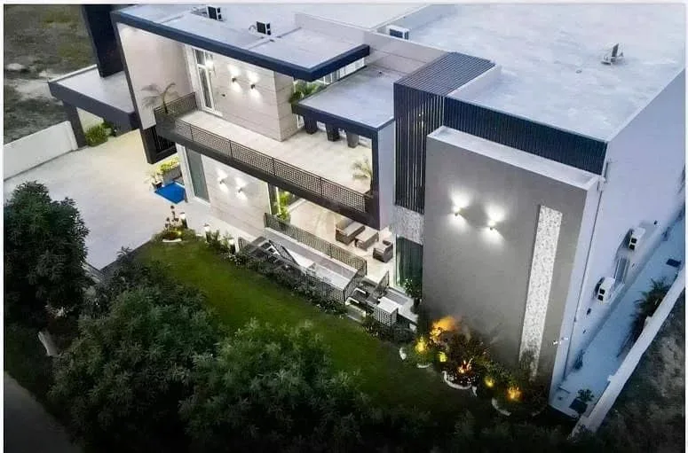 2 Kanal Luxury Bungalow with Full Basement and Amenities in DHA Lahore